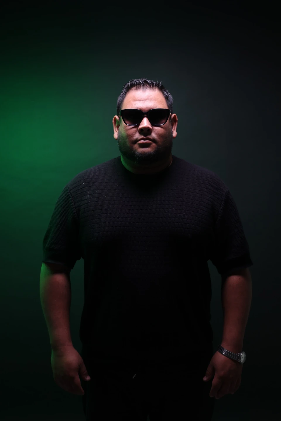 Retrato de J ANTONY con lentes oscuros y luz verde